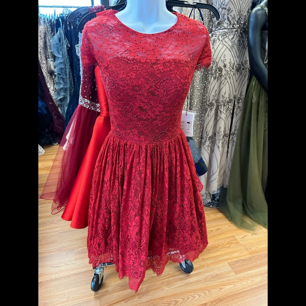 Short lace burgundy dress with cap sleeve size 10 by Alyce Paris